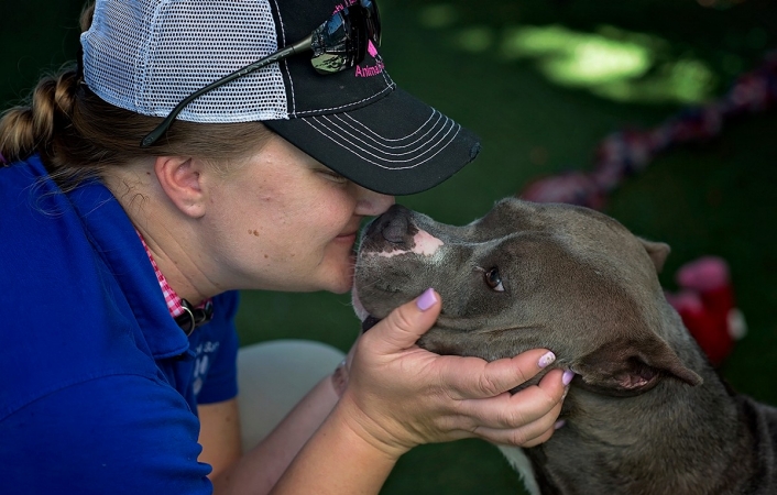 Woman kissing Pitbull